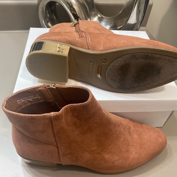 WINTER SALE ‼️ boots/booties 2 for $50 | Gold Block Heel Chelsea Boots - Picture 5 of 5